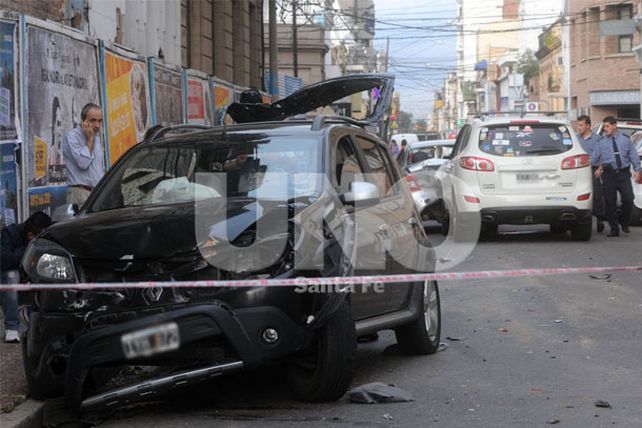 Espectacular triple choque de autos con sólo heridos leves en el centro santafesino