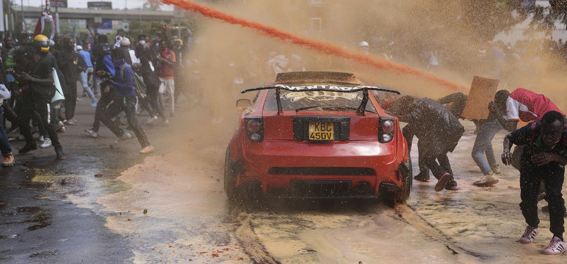 Un grupo de manifestantes se dispersan mientras la policía de Kenia les rocía cañones de agua durante una protesta por los aumentos de impuestos propuestos en un proyecto de ley de finanzas en el centro de Nairobi, Kenia, el martes 25 de junio de 2024. (Foto AP/Brian Inganga). Un grupo de manifestantes se dispersan mientras la policía de Kenia les rocía cañones de agua durante una protesta por los aumentos de impuestos propuestos en un proyecto de ley de finanzas en el centro de Nairobi, Kenia, el martes 25 de junio de 2024. (Foto AP/Brian Inganga).