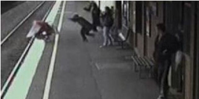 Milagro: un beb&eacute; cay&oacute; a las v&iacute;as del tren, fue arrollado y se salv&oacute;