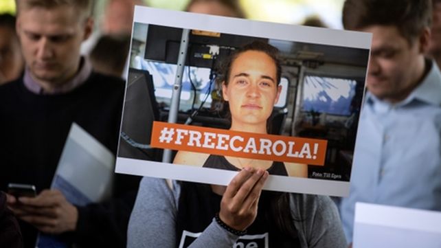 Carola libre. Militantes humanitarios celebran la liberación de Rackete.&nbsp; &nbsp; &nbsp; &nbsp; &nbsp; &nbsp; &nbsp; &nbsp; &nbsp; &nbsp;