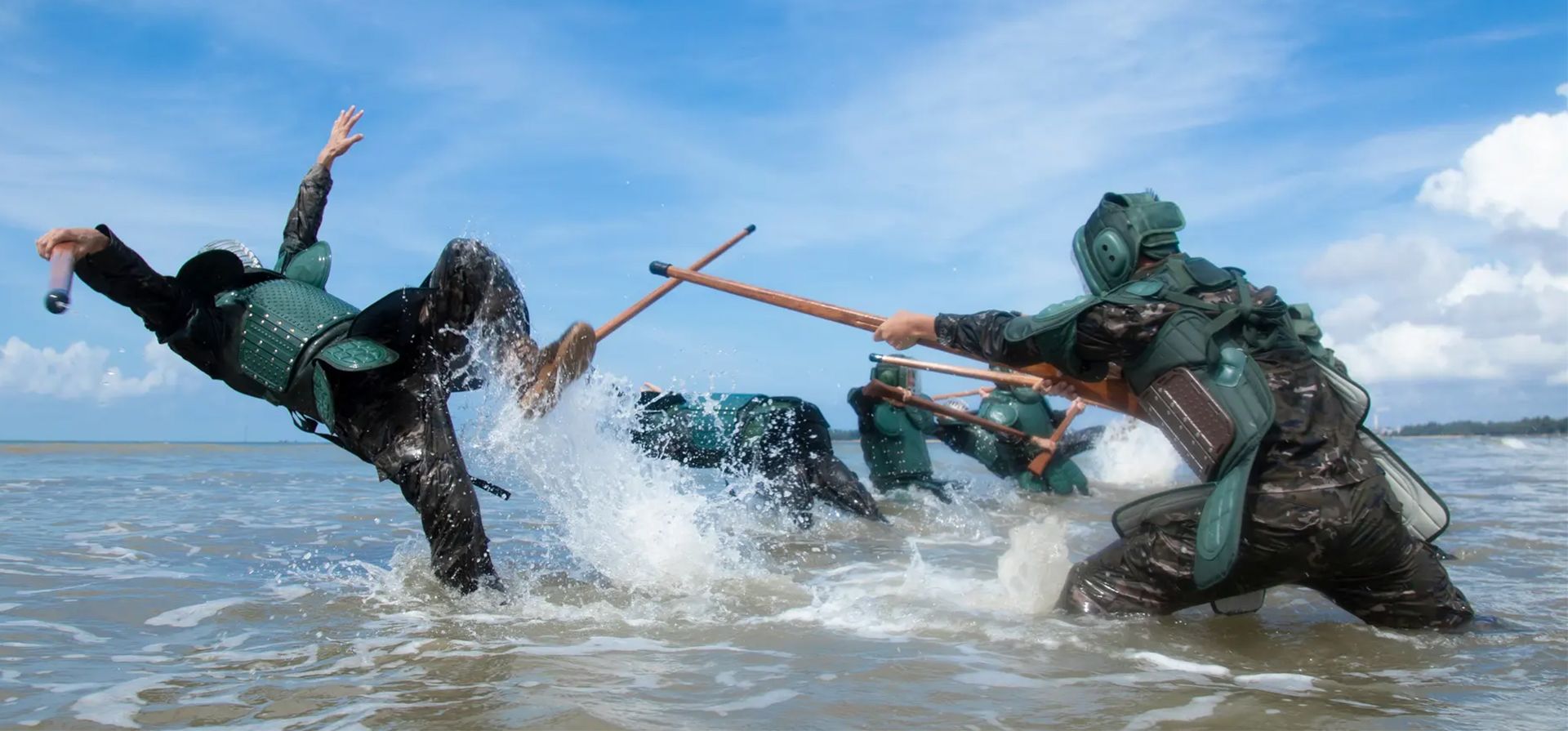 Fangchenggang, China. Policías armados y soldados entrenando lucha armada en el mar. Fotografía: Costfoto/NurPhoto/Shutterstock Fangchenggang, China. Policías armados y soldados entrenando lucha armada en el mar. Fotografía: Costfoto/NurPhoto/Shutterstock