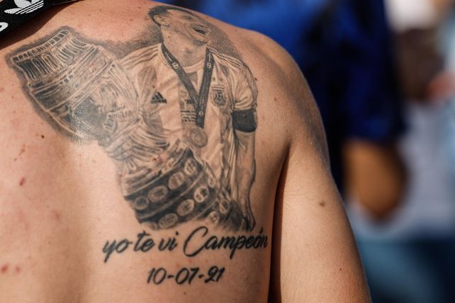 Hinchas argentinos realizaron un banderazo para darle apoyo a la selección nacional