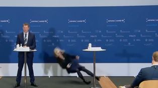 Una funcionaria danesa se desmayó cuando anunciaba que Dinamarca abandonaba el uso definitivo de la vacuna de AstraZeneca