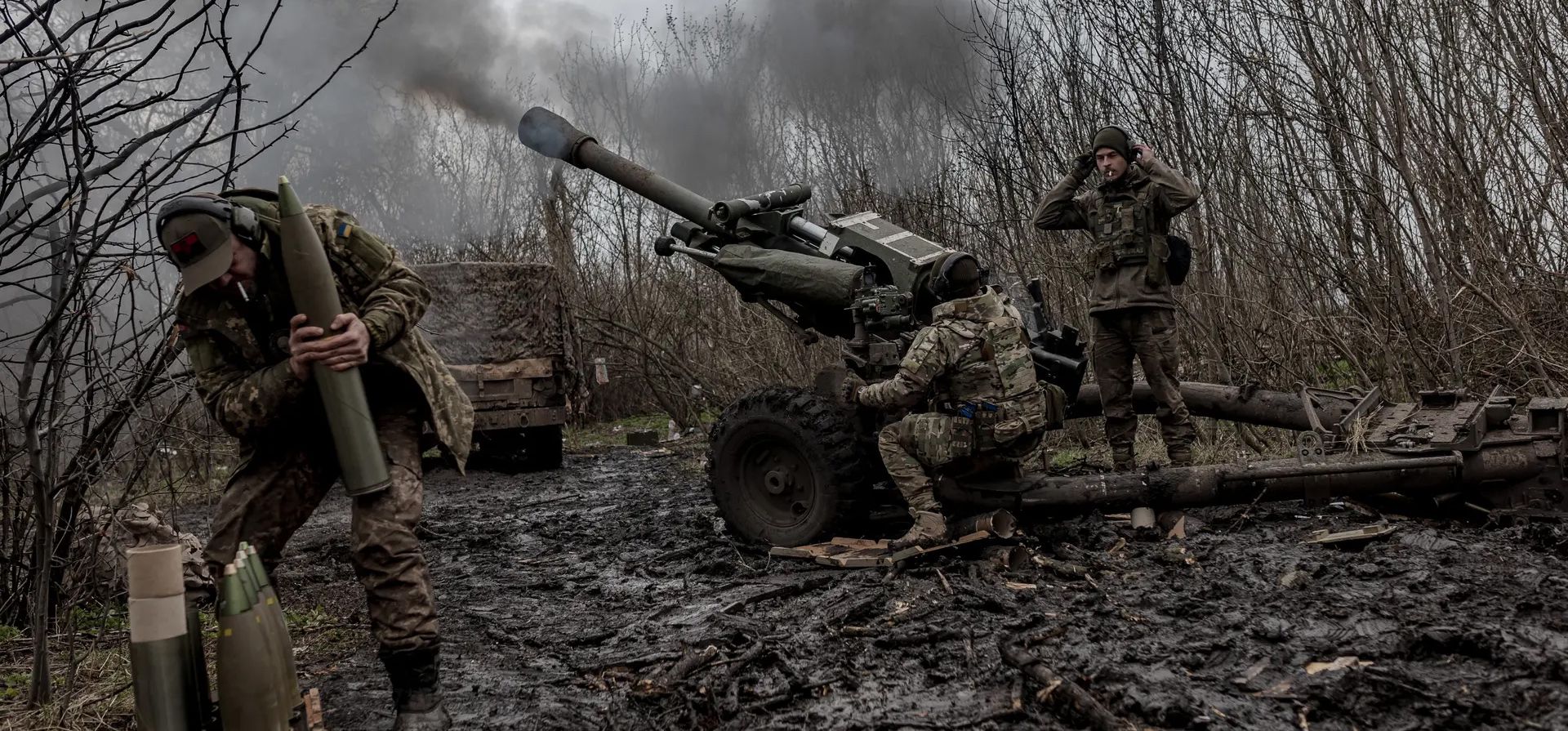 Soldados ucranianos disparando artillería durante la batalla de Bakhmut, Óblast de Donetsk, Ucrania. Fotografía: Agencia Anadolu/Getty Images