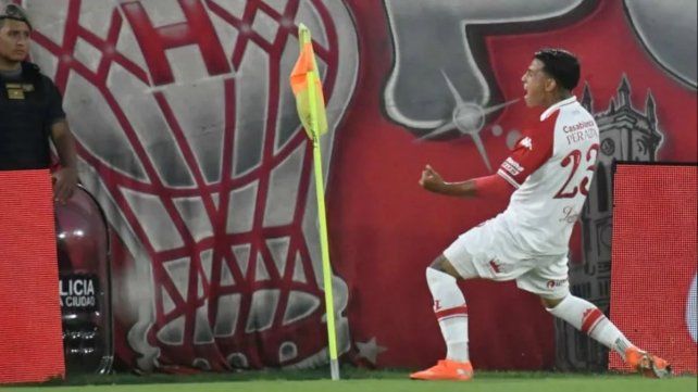 Thaiel Peralta marcó dos goles para Huracán.