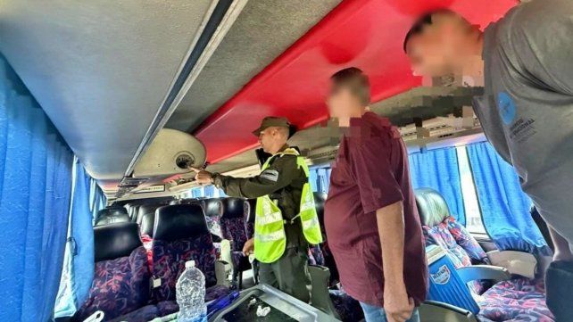 Descubren drogas fraccionada en un ómnibus de la hinchada de Independiente