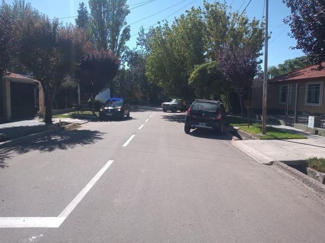 El primero de los dos autos que terminó cayendo en una zanja