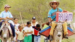 La historia del educador que lleva una biblioteca ambulante a lomo de burro
