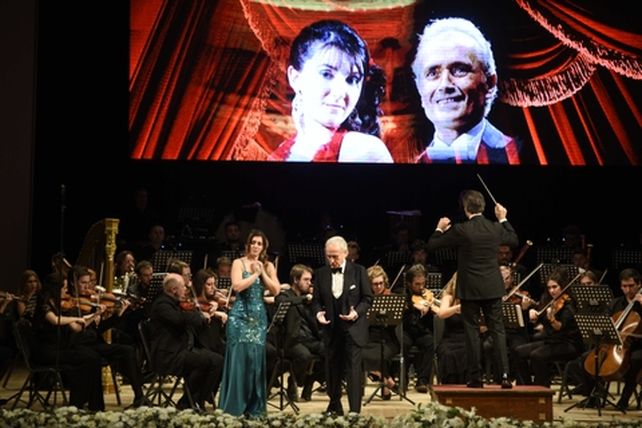 de gala. José Carreras secundado por la rosarina Jaquelina Livieri.