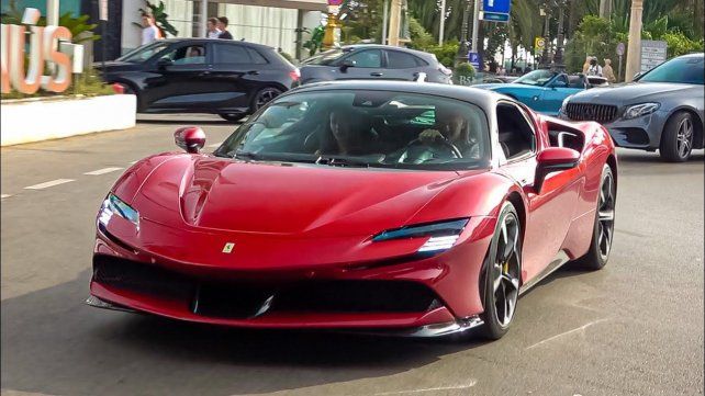 Manejar una Ferrari es una de las debilidades que tiene el delantero noruego.