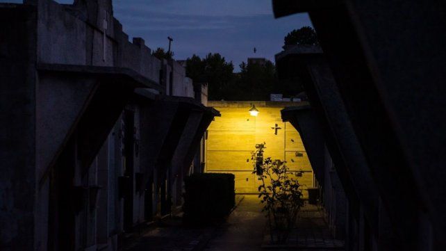 La llegada de la noche envuelve al sitio en otra atmòsfera.