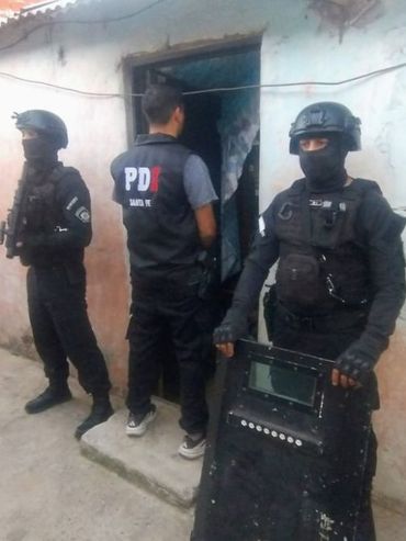 Allanamientos en Barranquitas y Villa del Parque: identificaron a cuatro hombres por abuso de arma de fuego