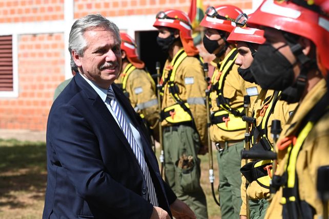 Buena tarea. Los bomberos recibieron el saludo del jefe de Estado