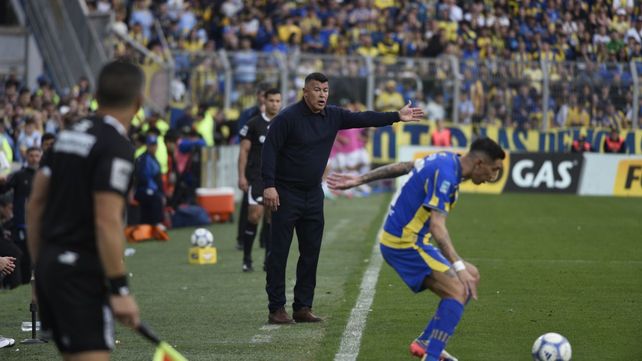 Jorge Almirón da indicaciones en el último Central-Gimnasia.
