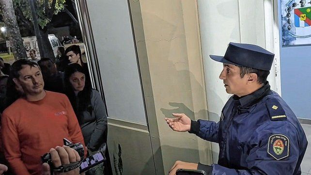 Los vecinos de Villa Elisa hablaron con el Subcomisario Mauricio García.