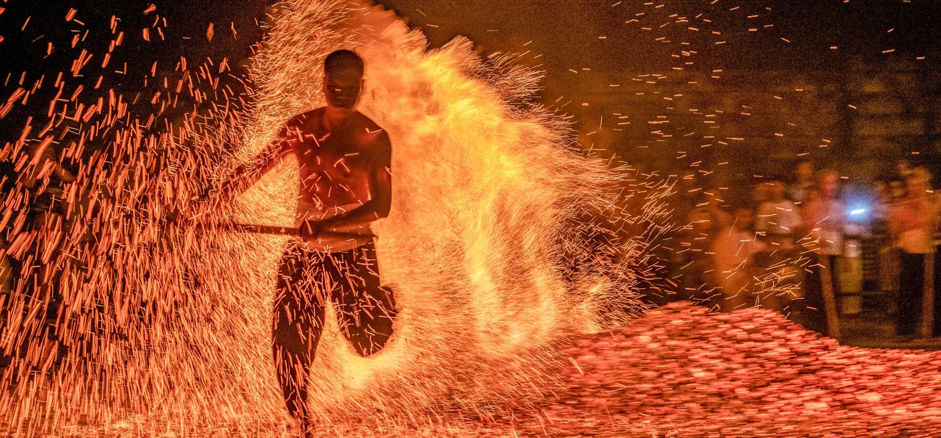 Una persona que camina sobre carbón ardiente para realizar un ritual tradicional de caminar sobre el fuego llamado Lianhuo, Jinhua, China. Fotografía: AFP/Getty Images Una persona que camina sobre carbón ardiente para realizar un ritual tradicional de caminar sobre el fuego llamado Lianhuo, Jinhua, China. Fotografía: AFP/Getty Images