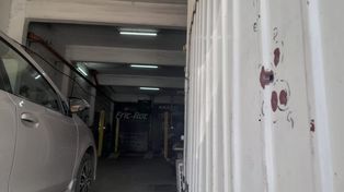 El portón del taller de Necochea al 2400 que exhibe los impactos de balas. Dos hombres en moto serían los autores.&nbsp;