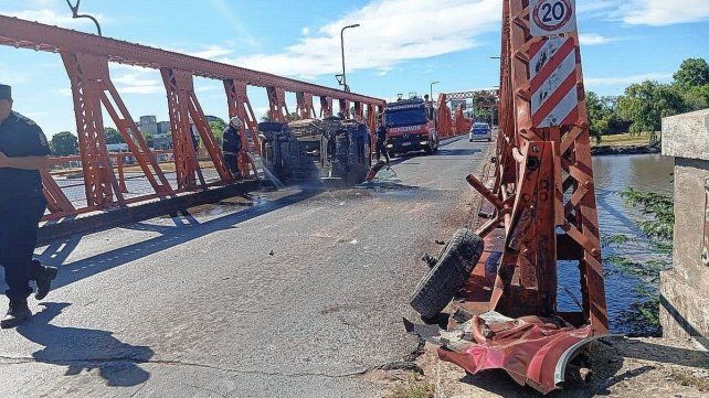 La camioneta chocó con la cabecera del puente Méndez Casariego.