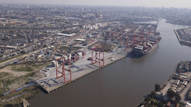 Vista aérea del puerto de Dock Sud donde estuvo el buque.