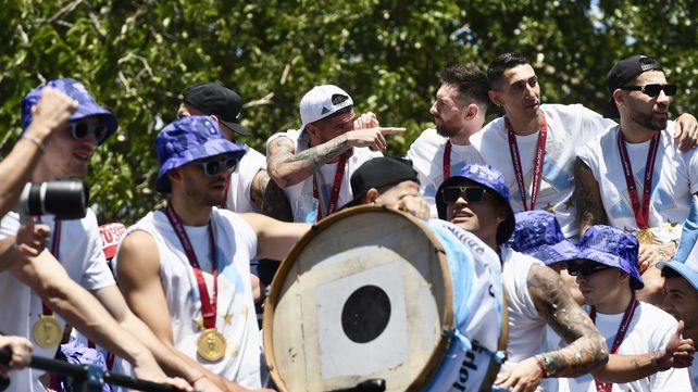 Los jugadores arriba del micro descapotable en la caravana de la Selección Argentina.