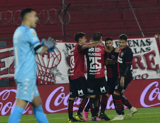 Newells igualó con Huracán: jugó el segundo tiempo con uno menos y Hoyos atajó un penal