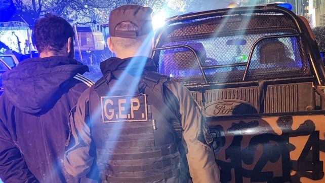 Tres jóvenes fueron detenidos y hubo ataques a la Policía.