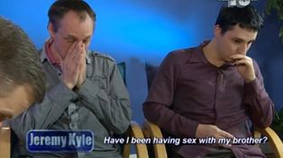 Una pareja gay descubrió en un programa de televisión que eran hermanos