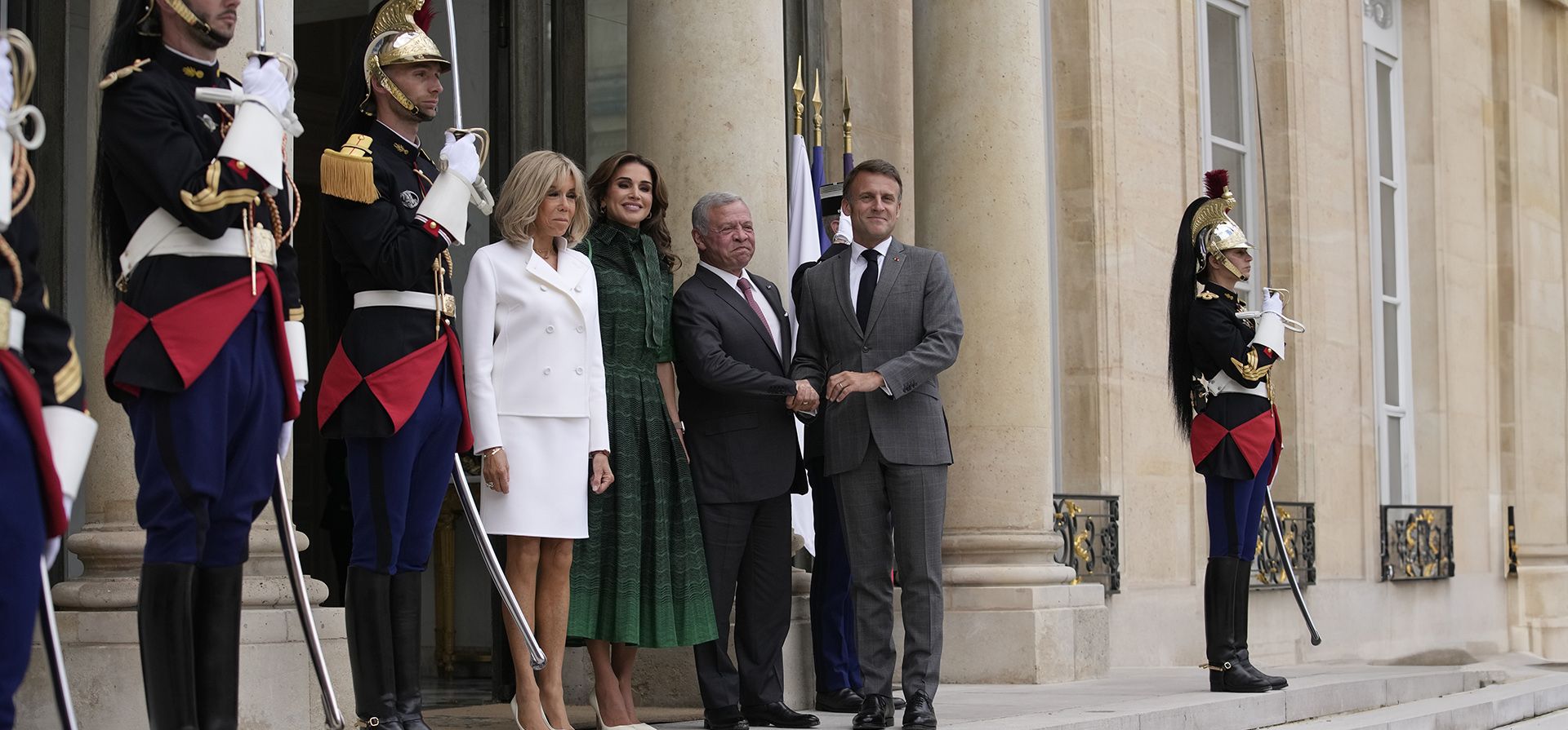 El presidente francés Emmanuel Macron, y su esposa Brigitte Macron, posan con el rey Abdullah II de Jordania y su esposa, la reina Rania Al-Abdullah, el lunes 24 de junio de 2024 antes de un almuerzo de trabajo en el Palacio del Elíseo en París. (Foto AP/Christophe Ena) El presidente francés Emmanuel Macron, y su esposa Brigitte Macron, posan con el rey Abdullah II de Jordania y su esposa, la reina Rania Al-Abdullah, el lunes 24 de junio de 2024 antes de un almuerzo de trabajo en el Palacio del Elíseo en París. (Foto AP/Christophe Ena)