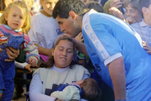 La increíble historia de un gesto y una foto de Maradona en Totoras, que conmovieron al mundo