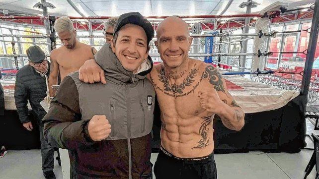 El paranaense Rolando Mansilla junto a su entrenador Nacho Doldán del Willie Pep.