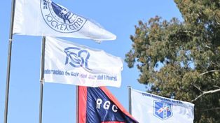 Las banderas del Jockey Club, del Rosario Golf y del Mitre de Pérez, junto a&nbsp; la de la Federación santafesina.