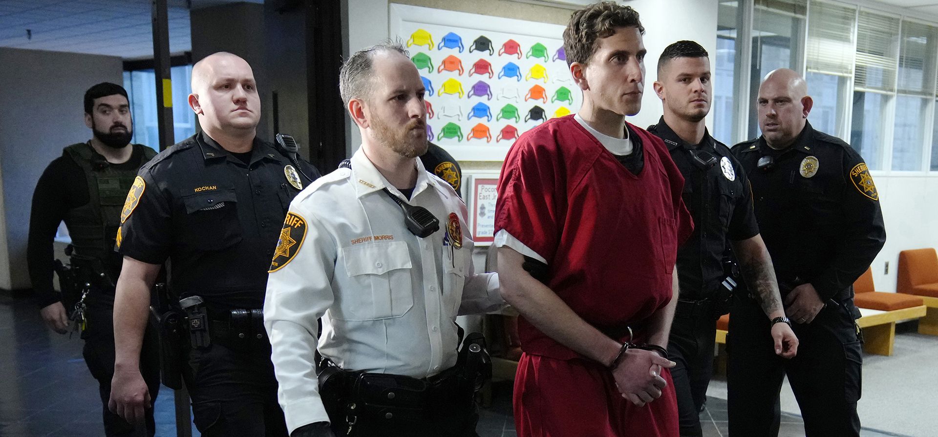Bryan Kohberger, acusado de matar a cuatro estudiantes de la Universidad de Idaho, se va después de una audiencia de extradición en el juzgado del condado de Monroe en Stroudsburg, Pensilvania, el viernes 6 de enero de 2023. (AP Photo/Matt Rourke, Pool)