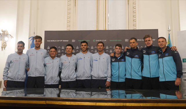 El seleccionado argentino de tenis y el kasajo posan para la foto tras la conferencia de prensa realizada en el salón Carrasco