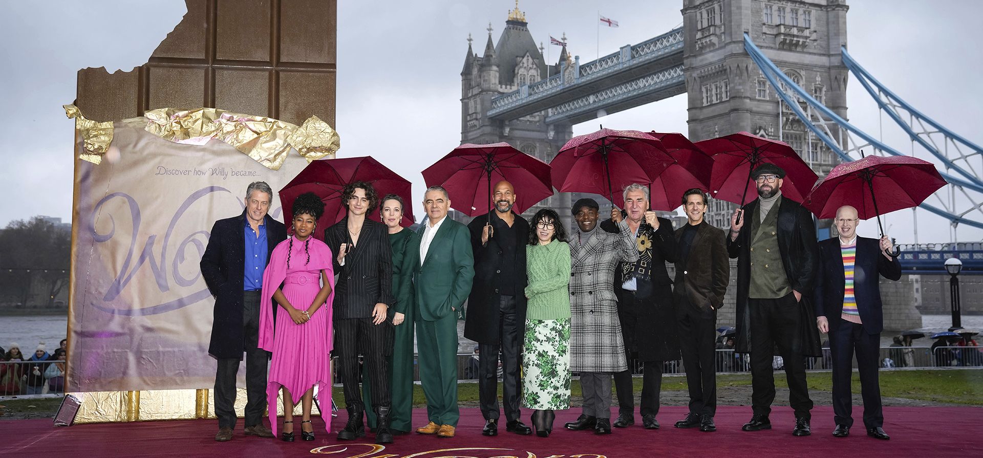 Hugh Grant, de izquierda a derecha, Calah Lane, Olivia Colman, Timothte Chalamet, el director Paul King, Rowan Atkinson, Keegan-Michael Key, Sally Hawkins, Jim Carter, Paterson Joseph, Mathew Baynton y Matt Lucas posan para los fotógrafos al llegar a la sesión fotográfica de la película Hugh Grant, de izquierda a derecha, Calah Lane, Olivia Colman, Timothte Chalamet, el director Paul King, Rowan Atkinson, Keegan-Michael Key, Sally Hawkins, Jim Carter, Paterson Joseph, Mathew Baynton y Matt Lucas posan para los fotógrafos al llegar a la sesión fotográfica de la película