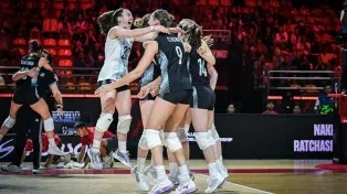 La líbero rosarino Agostina Pelozo (20) festeja con la opuesta Bianca Cugno (9). El duelo entre argentinas y búlgaras promete alta intensidad y un vóley de un altísimo nivel. Rosario, la ciudad del deporte, se viste de gala.