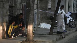 El novio de la mujer, visiblemente conmovido por el ataque letal perpetrado por presuntos trapitos de la zona.