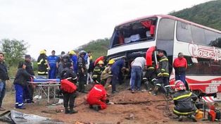 Un colectivo se quedó sin frenos en una bajada y un terraplén los salvó