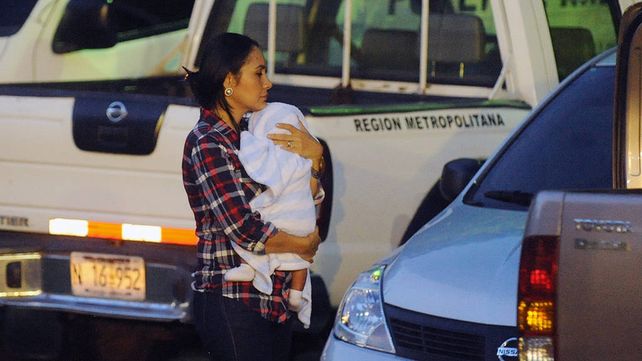 Juntos. Mercedes Casanellas con su hijo Jacob. Ella sospechó el cambio y comparó las huellas de los pies.