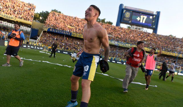 Tomás OConnor festeja enloquecido tras la victoria en el clásico. Lo hizo con un verdadero hincha de Central.