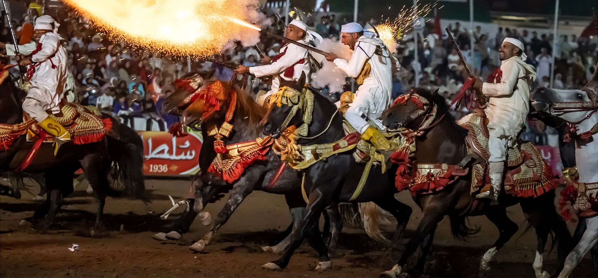 El Jadida, Marruecos. Jinetes disparan sus rifles durante una actuación para celebrar el festival anual Moussem. Fotografía: Fadel Senna/AFP/Getty Images