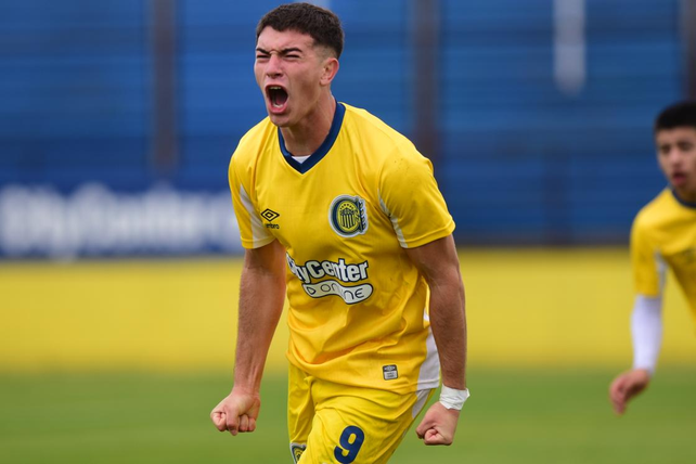 Milton Zanotti festeja el primer gol de Central.