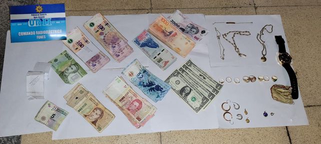 Los detenidos llevaban en el auto joyas y un reloj que podrían ser producto de escruches.