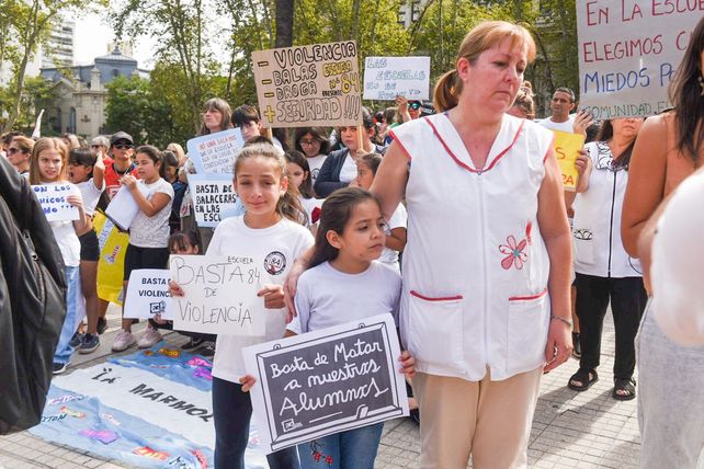 Los maestros rosarinos se movilizaron para exigir que se detengan los ataques contra escuelas