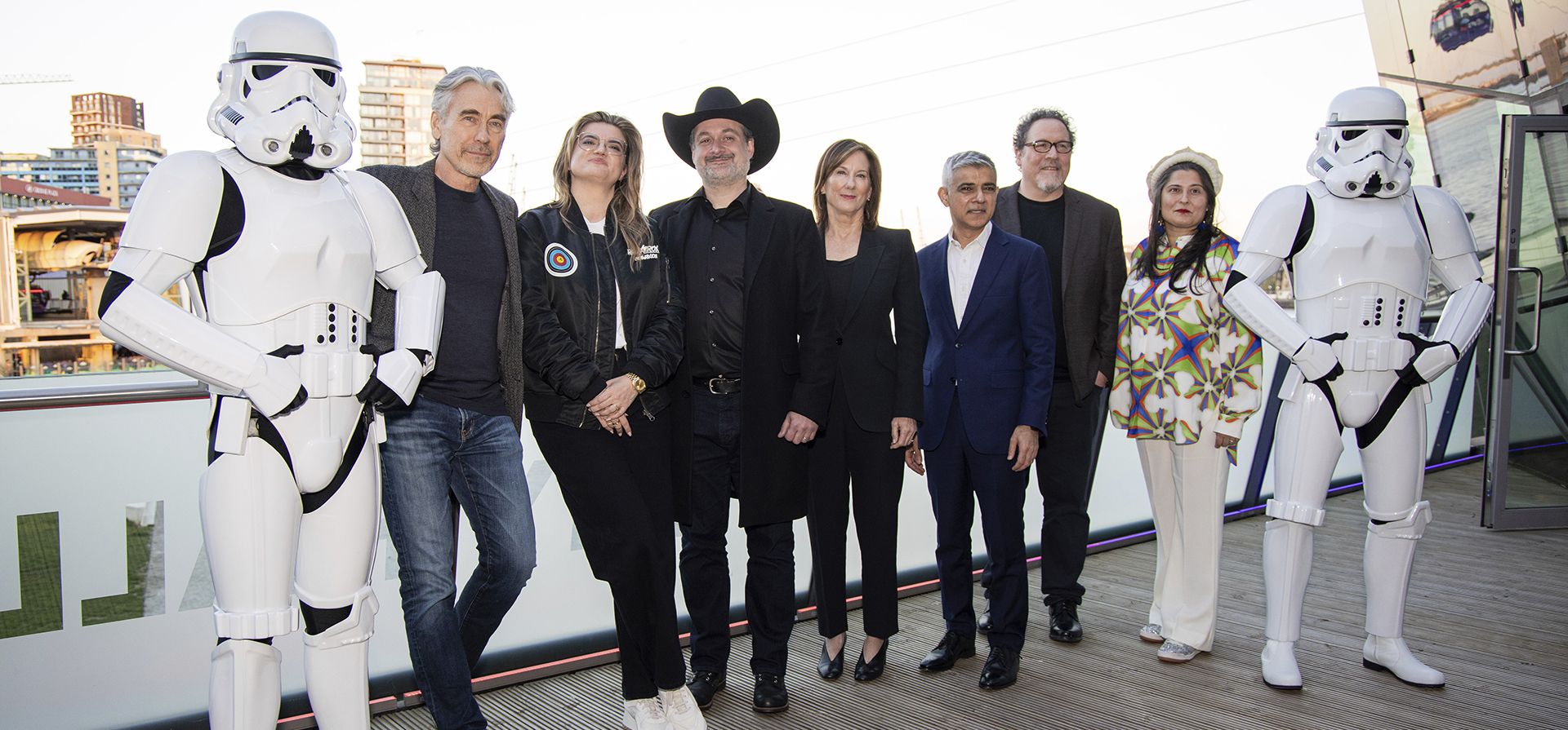 Tony Gilroy, de izquierda a derecha, Leslie Headland, Dave Filoni, Kathleen Kennedy, el alcalde de Londres Sadiq Khan, Jon Favreau y Sharmeen Obaid-Chinoy posan para los fotógrafos durante la sesión fotográfica de Star Wars Celebration en Londres. (Foto por Vianney Le Caer/Invision/AP)