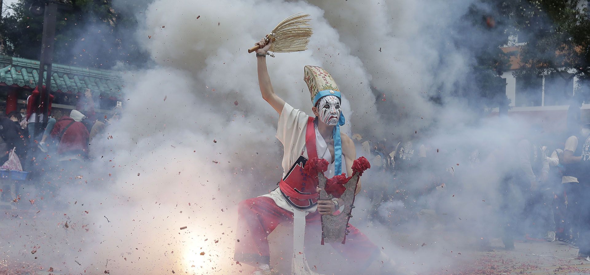 Un participante vestido como Ba Jia Jiang (ocho generales), un guardián chino de los dioses, es purificado con petardos durante un festival en un templo que conmemora el cumpleaños de la deidad taoísta tradicional Un participante vestido como Ba Jia Jiang (ocho generales), un guardián chino de los dioses, es purificado con petardos durante un festival en un templo que conmemora el cumpleaños de la deidad taoísta tradicional