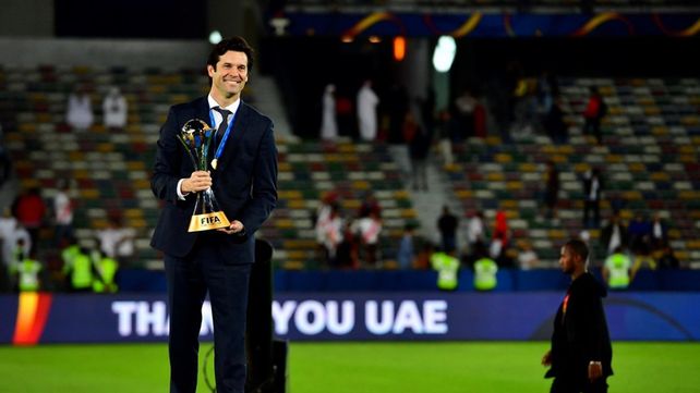 Sonrisa eterna. Santiago Solari asumió en octubre y ya ganó el máximo título como entrenador.