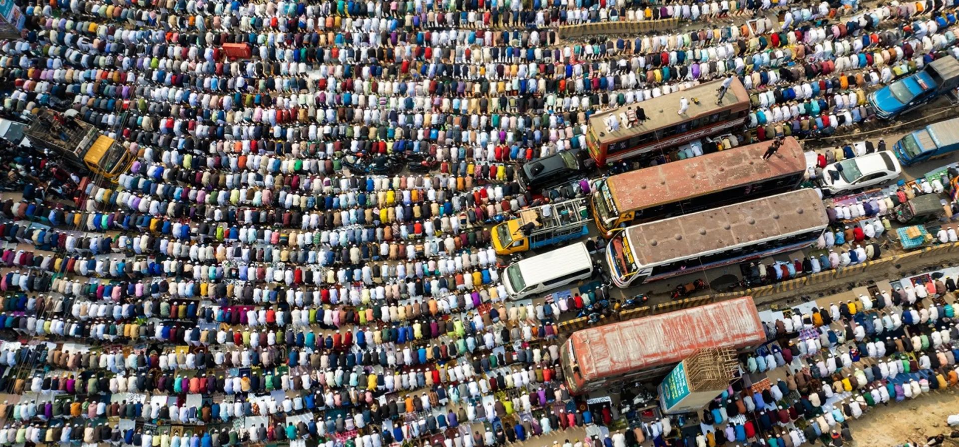 Jummah Oración en la carretera por Md Tanveer Hassan Rohan. Una vista aérea de miles de devotos que participan en la oración Jumma en la carretera Dhaka-Mymensingh durante el 1er día de Bishwa Ijtema 2023, la segunda congregación religiosa más grande de musulmanes en el mundo después del hajj