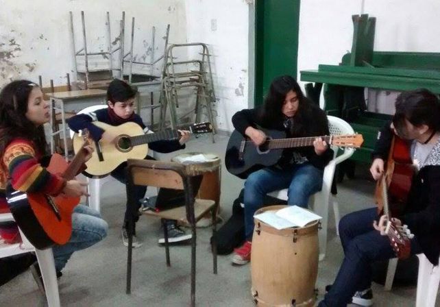 En la vecinal. Este año arrancaron las clases para los mayores de 12 y se dictan en 27 de Enero 3550.