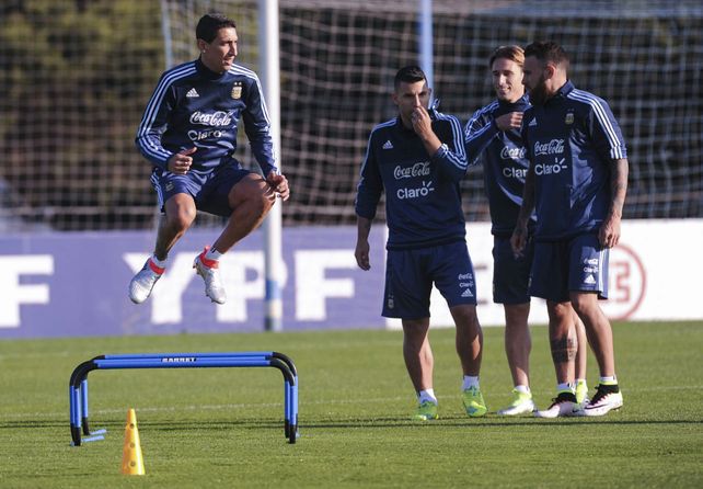 Buscando altura. Angel Di María salta y esperan Agüero