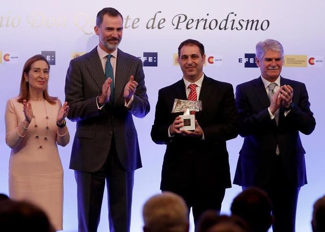 Mascardi con el premio y junto al rey
